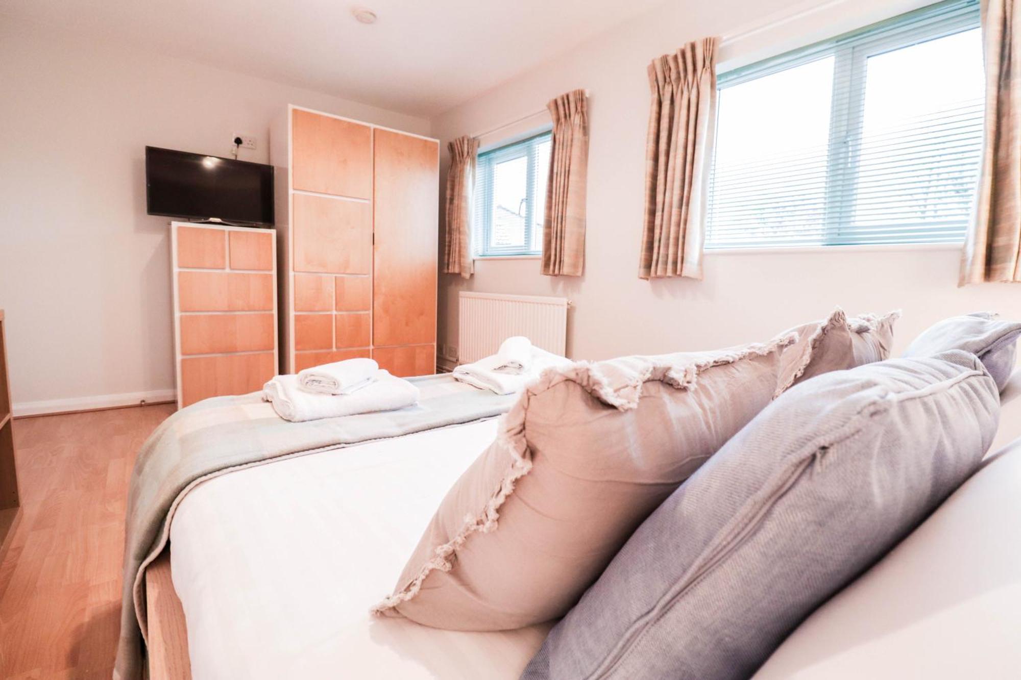 Bright And Spacious Contractor House L Parking! Borehamwood Exterior foto