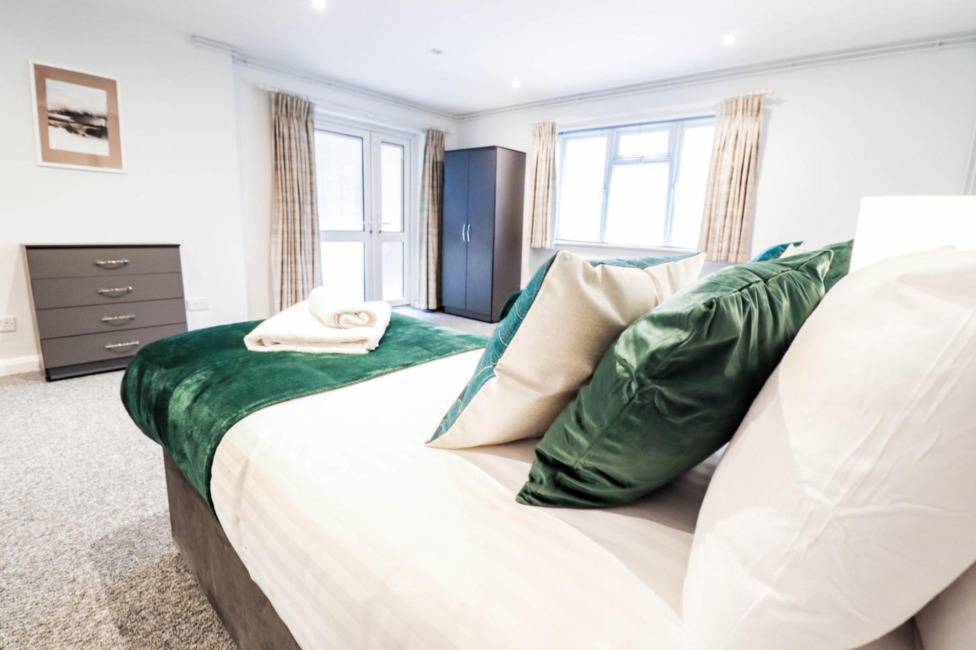 Bright And Spacious Contractor House L Parking! Borehamwood Exterior foto