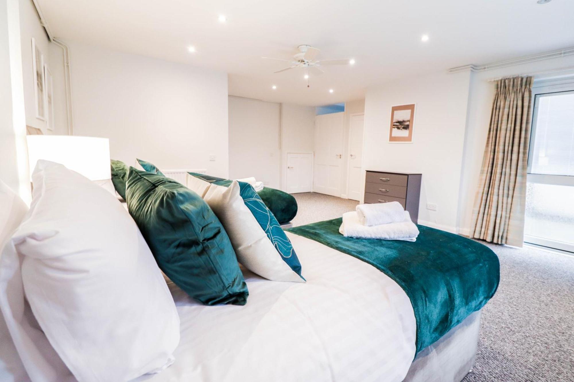 Bright And Spacious Contractor House L Parking! Borehamwood Exterior foto